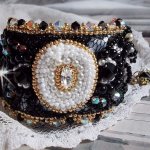 Heiliges schwarzes Armband, bestickt auf einer alten schwarzen Spitze 